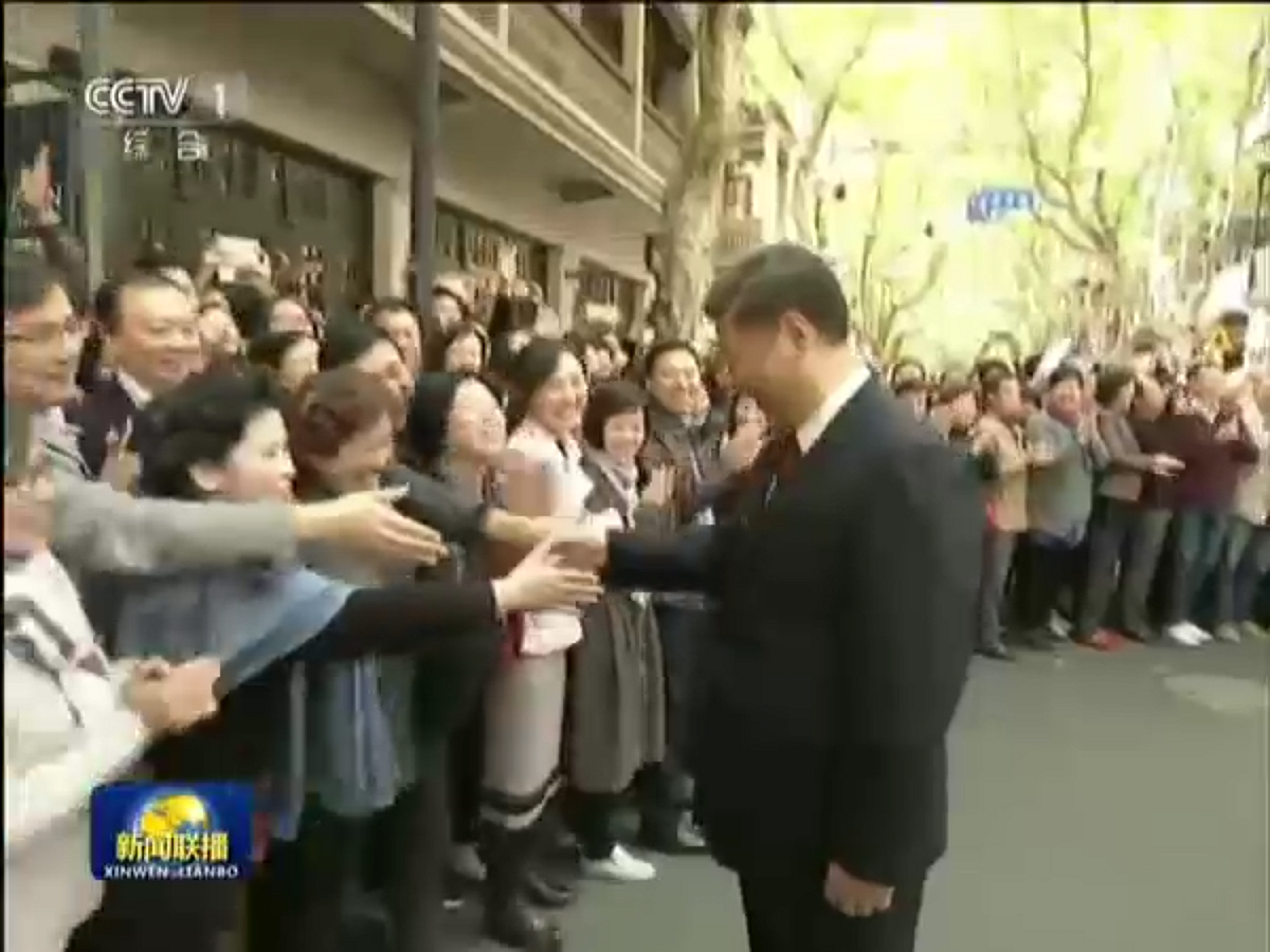 習近平日前率六常委瞻仰一大會址等活動時，與民眾握手致意。 圖：翻攝自央視畫面