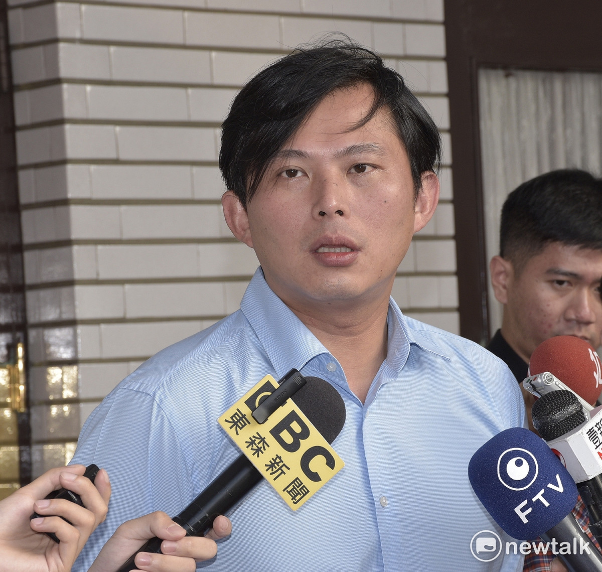 時力立委黃國昌日前直指時任行政院秘書長簡太郎，透過密室會議施壓公股銀行放款給慶富，昨天至北檢控告他圖利，而簡太郎今（7）日也到北檢反告黃國昌誣告、毀謗。對此，黃國昌下午回應，一個讓國人蒙受上百億損失的行政院秘書長，到現在一句道歉的話都沒有，簡直令人無法置信。 圖：趙婉淳/攝