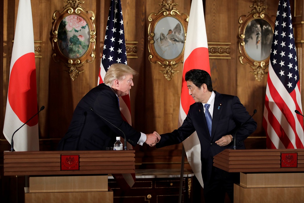 美國總統川普的亞洲行在首站日本獲得安倍高規格的親近接待。 圖：達志影像/路透社