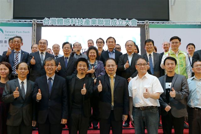 陳菊號召產官學研合作推動體感科技產業，並研擬對VR體驗館祭出減免娛樂稅的利多。 圖：高雄市政府/提供