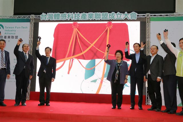 陳菊宣布，已指示財政局與經發局，研擬娛樂稅減免方案。 圖：高雄市政府/提供