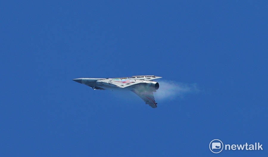 國防部表示，針對一架幻象2000戰鬥機7日晚間失聯，將於8日上午於空軍司令部召開記者會統一說明。圖為幻象2000特技操演資料照片。 圖：張良一/攝