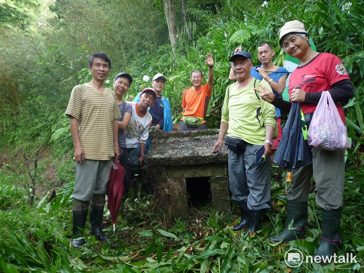建築師劉憲宗與藍天登山隊、崇光社區大學，共同進行淡蘭古道沿線250餘座土地公廟大調查。 圖：劉憲宗／提供