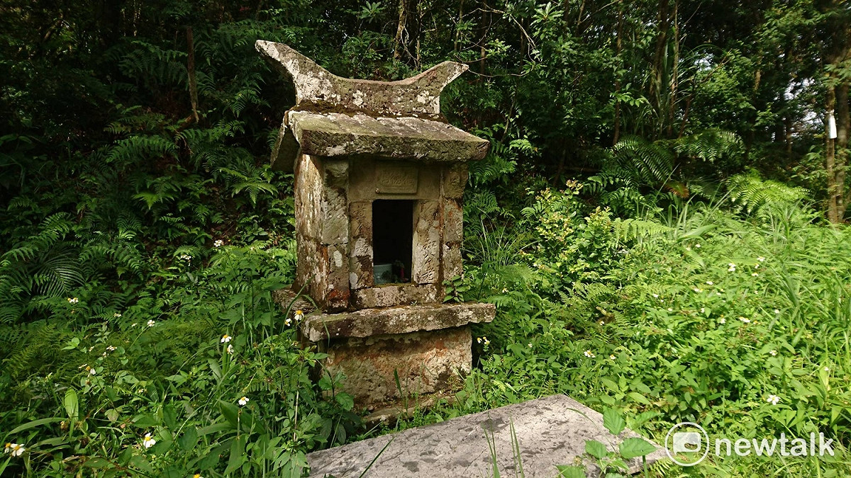 這是在石碇山區裡的百年石造小土地公廟，看得出是石板塊就地取材的作品。 圖：劉憲宗／提供