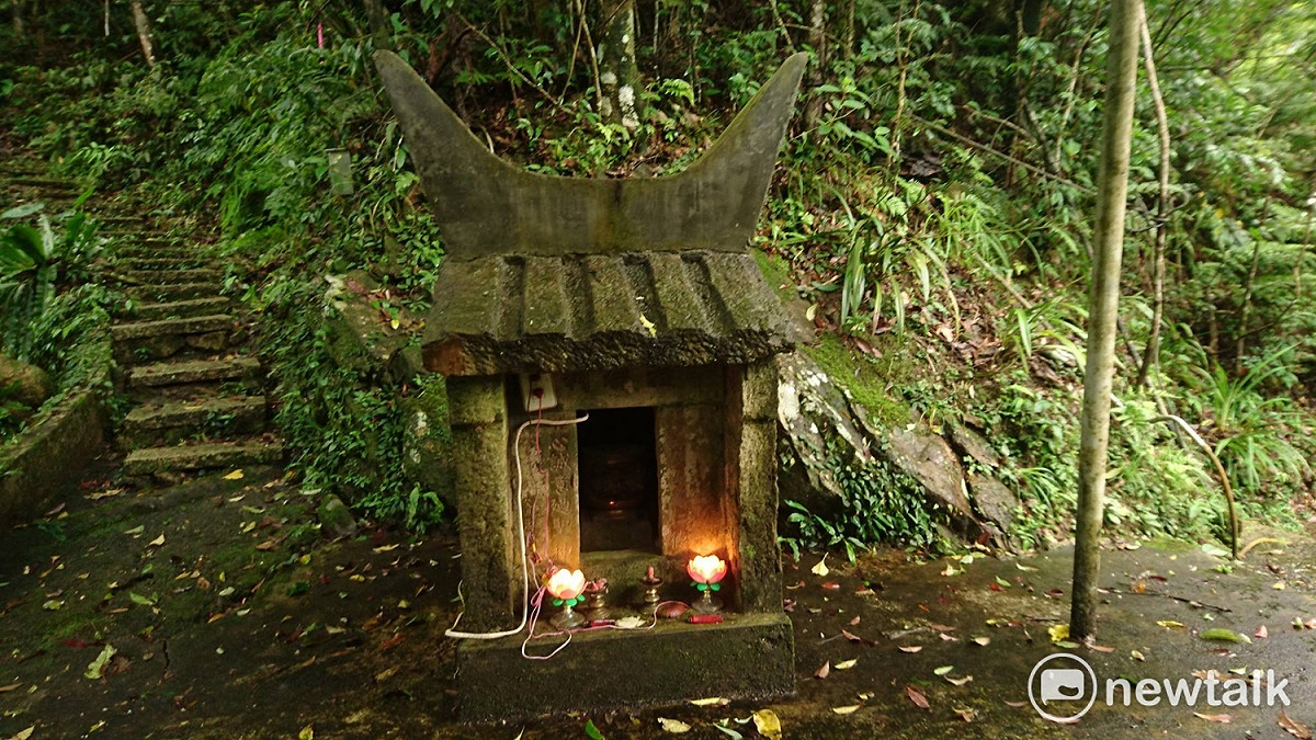 在路口的土地公廟，後人還接上電源，照見古今。 圖：劉憲宗／提供