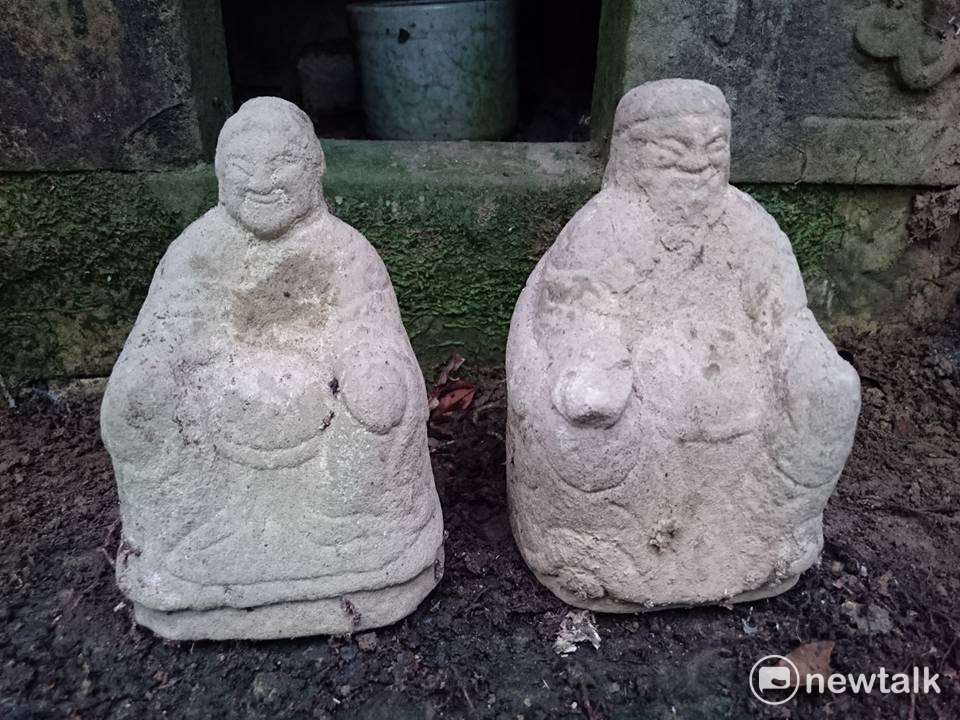早期石刻土地公、土地婆，是古樸版，反映了當代歲月。 圖：劉憲宗／提供