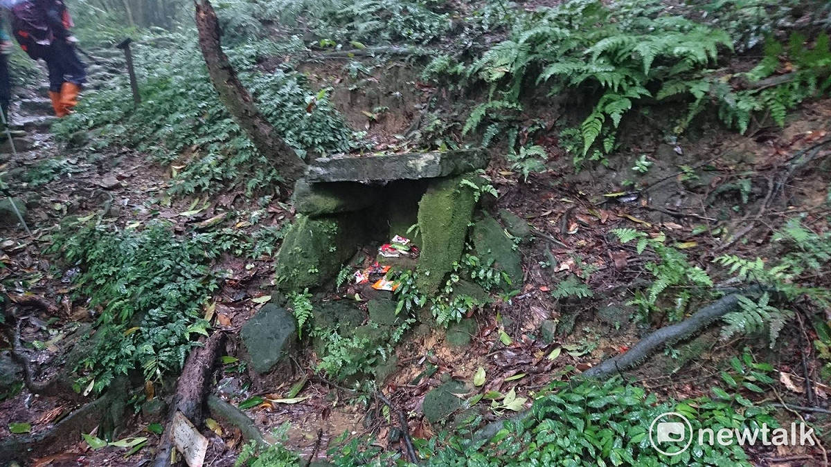 雖然看起來簡約、長滿青苔，土地公廟是先民賴以庇護的心靈支柱。 圖：劉憲宗／提供