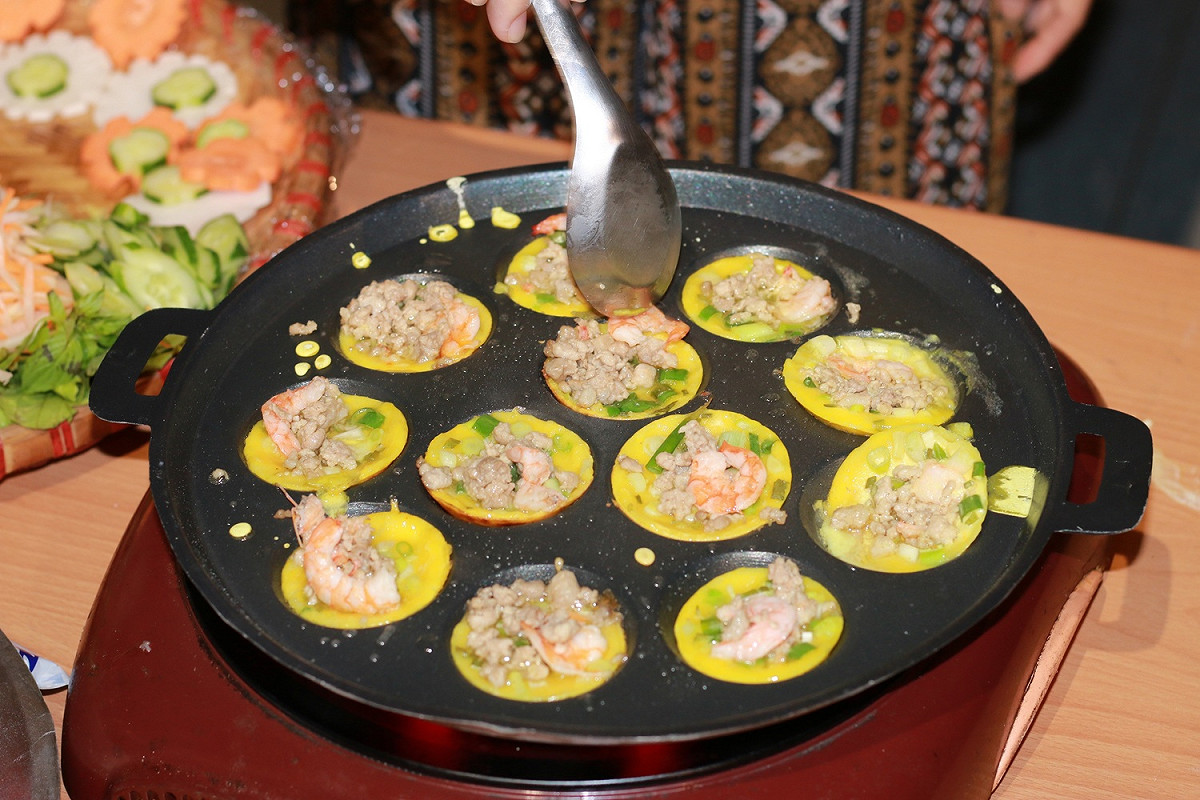 結合東南亞國家知名景觀與美食的美食體驗，越南西貢歌劇院搭配越南小煎餅、馬來西亞檳城塗鴉牆搭配娘惹糕，還有泰國嘟嘟車和泰式奶茶，讓民眾在台灣就能品嚐異國美食。 圖：台北市政府/提供