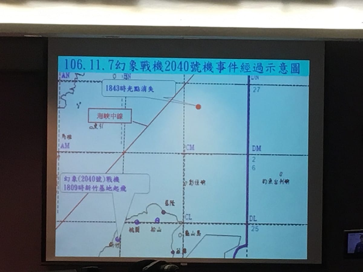 2017年11月7日失事的幻象戰機，空軍司令部17日證實已尋獲「黑盒子」，將送回原廠判讀，盼能盡早還原肇事原因。 圖：黃韋銓/攝(資料照片)