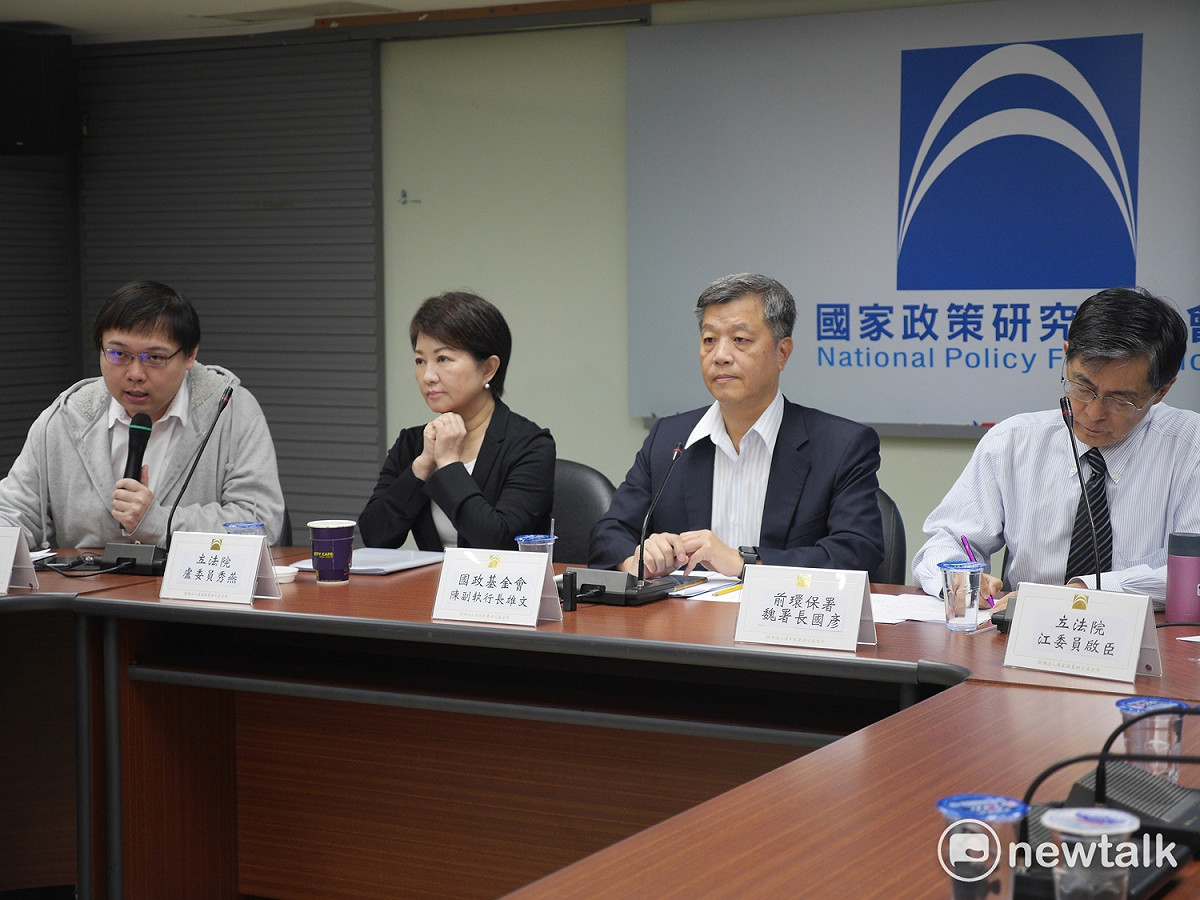 國民黨智庫上午公布空汙問題民調，報告指出對於蔡英文政府推動非核家園改用燃煤或燃氣填補供電缺口，有4成8民眾表示不贊同。 圖：趙婉淳／攝