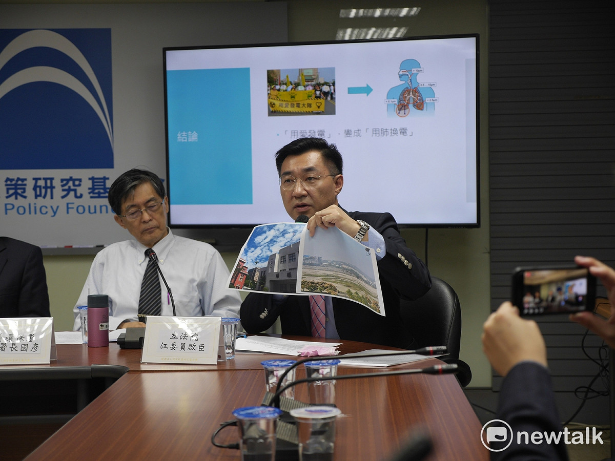 同樣來自台中的國民黨立委江啟臣則秀出照片表示，昨天中部天空灰濛濛，而台北則一片晴朗，強調中部空氣汙染問題嚴重。 圖：趙婉淳／攝