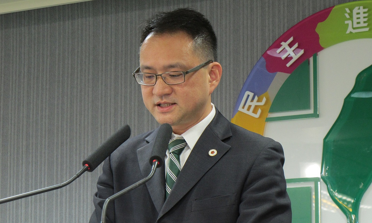 民進黨發言人阮昭雄8日呼籲黨部外禁食的志工要保重身體。 圖：林朝億/攝