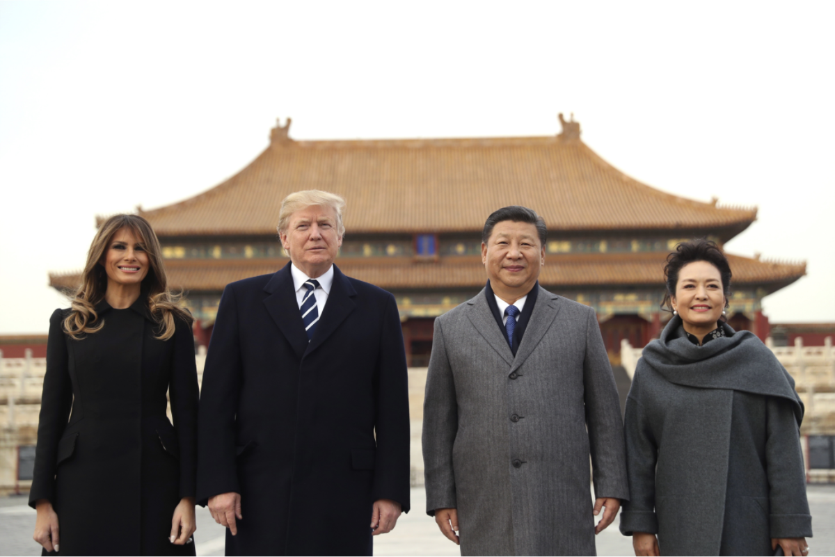 習近平夫婦(右1、2）在紫禁城歡來訪的川普夫婦(左1、2）。 圖：達志影像/美聯社