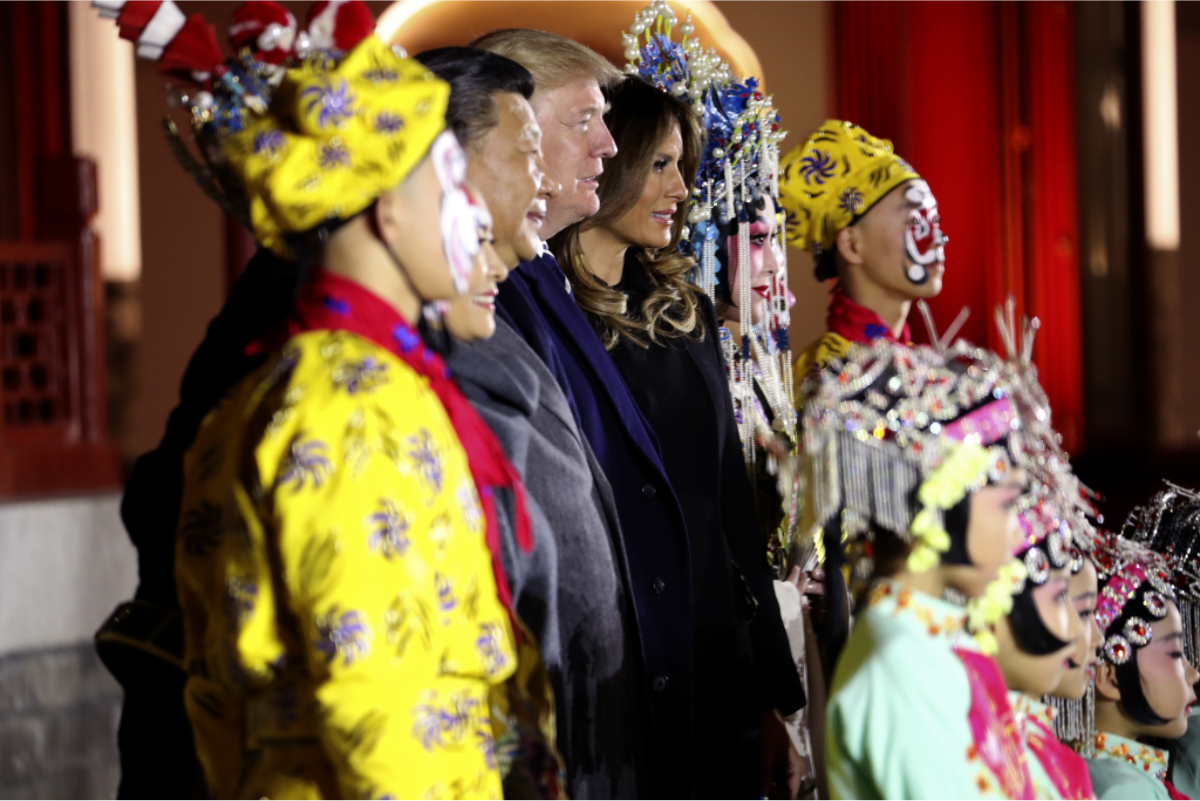 習近平夫婦和川普夫婦，與京劇演員合影留念。 圖：達志影像/美聯社