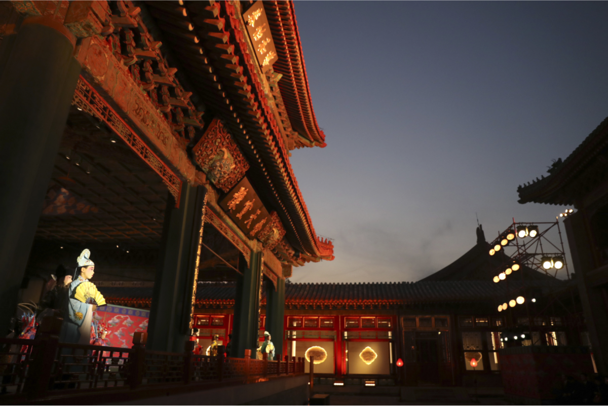 台上正在進行京劇演出，這是紫禁城今天特地為來訪的美國總統川普夫婦，所安排的行程之一。 圖：達志影像/美聯社