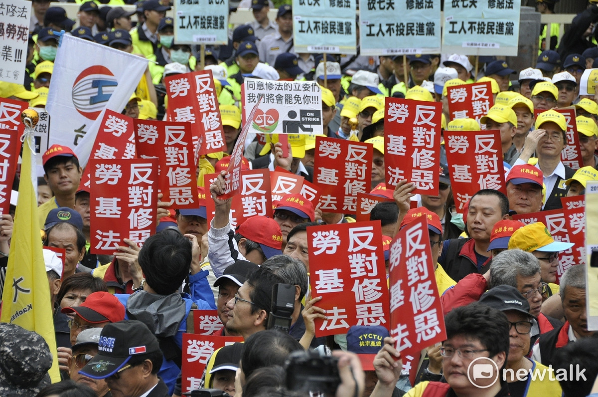 行政院要修改勞基法取消攸關勞工休假 勞工權益的「七休一」等重要法條，三十多個勞動團體一千餘人到行政院抗議。 圖:陳香蘭／攝