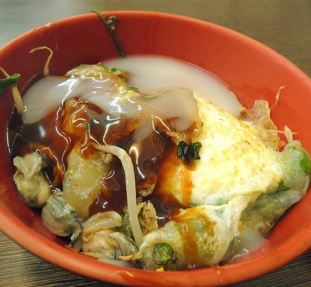 創意組第一名的「廟口蚵仔煎」是大甲區知名老店，店家推出的蚵仔煎」不同於其他攤位，是以王功新鮮的蚵仔加上新鮮蔬菜煎出的蚵仔煎，有豐富的蚵仔湯汁鎖在底層，讓顧客品嚐後充滿幸福的滋味。 圖 : 台中市政府經發局 / 提供