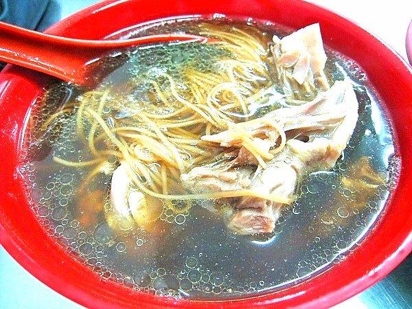 傳統組第一名「正兄弟當歸鴨肉麵線」鴨肉則嫩而香甜，湯頭清而不油，店家堅持每天換藥頭，熬製新湯底採用新鮮食材，肉質彈性、麵線好吃且不黏牙，料多又實在，配上獨特配方醬汁，色香味更是俱全。 圖 : 台中市政府經發局 / 提供