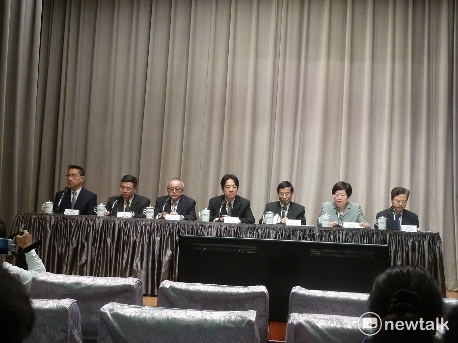 今(9)天的記者會包括閣揆賴清德、副院長施俊吉、秘書長卓榮泰、政務委員林萬億、發言人徐國勇、勞動部長林美珠、經濟部次長龔明鑫都出席。 圖：謝莉慧/攝