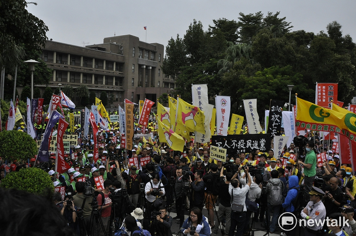 勞團參與反對勞基法修法抗議，抗議才適應一例一休、七休一，又要修惡法。 圖 : 陳香蘭／攝（資料照片）