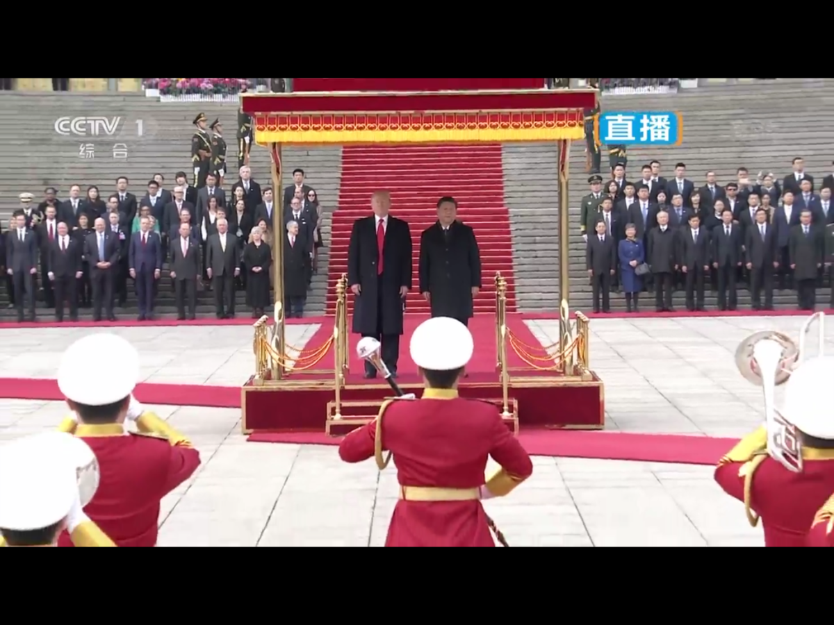 川普與習近平在台上共同校閱了解放軍三軍儀杖隊的分列式致敬。 圖：翻攝自央視直播畫面