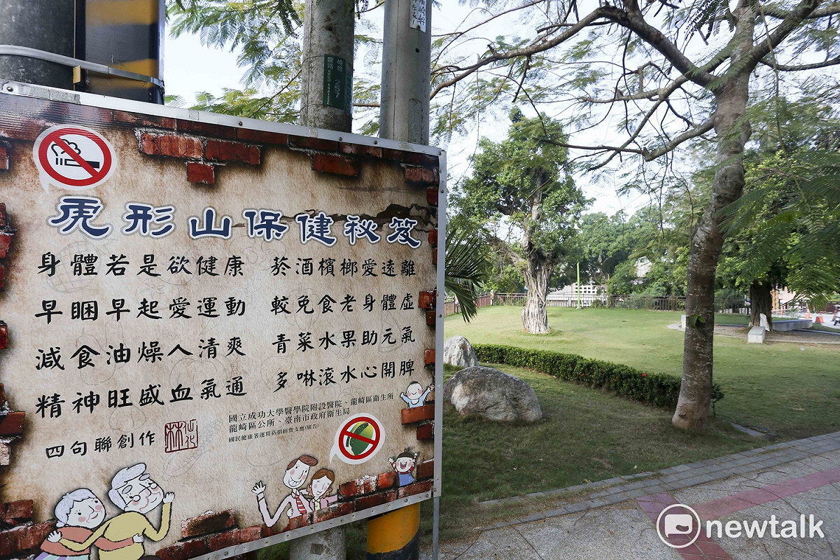街道上到處可見趣味的「四句聯」。 圖 : 張大魯/攝
