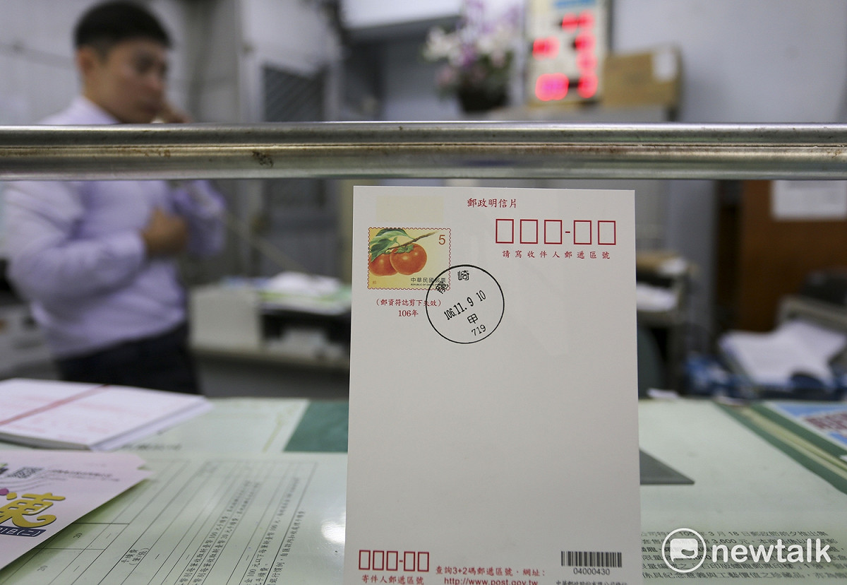 中華郵政公司建置「國際郵件網路託運收寄列印系統」，民眾可預先在網路輸入託運相關資訊，辦理程序更快速！ 圖 : 張大魯/攝