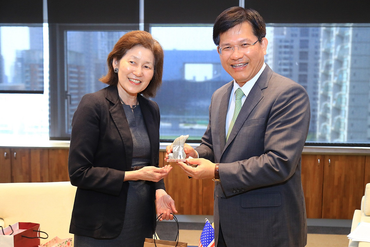 美國環保署代理助理署長西田珍與台中市長林佳龍合影留念。 圖：台中市政府/提供