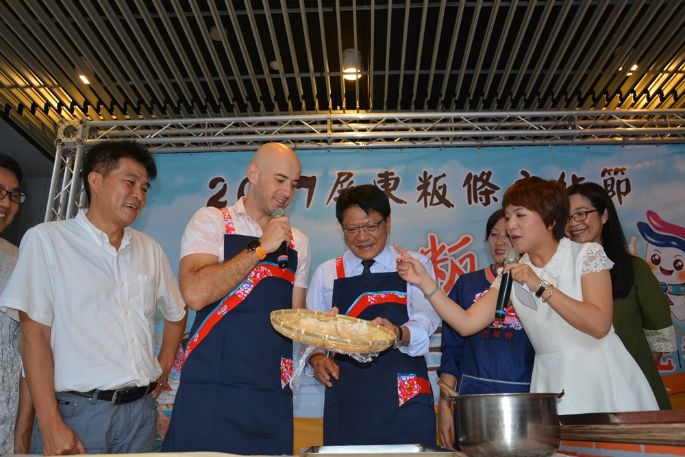 宣傳屏東粄條文化節，縣長潘孟安親自下廚示範。 圖 : 屏東縣政府/提供