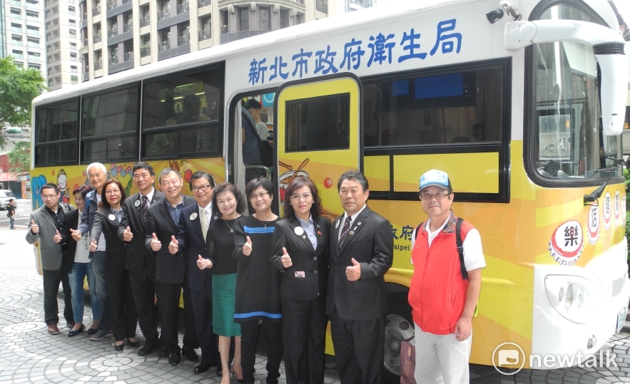 為預防及治療失智症，提升失智症認知與友善，新北市衛生局將過去在偏鄉走透透的復健巡迴車變身，打造全為國首輛「樂活健腦巴士」。 圖：王峻昌/攝