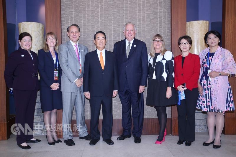 APEC領袖代表宋楚瑜（左4）9日與美國、澳洲官員共同舉行APEC「婦女與經濟子基金」成立早餐會。 圖 : 中央社