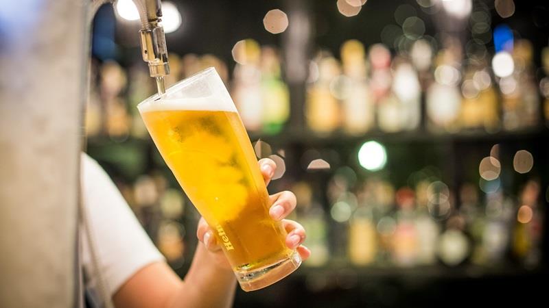 泌尿外科醫師指出，不少結石病人愛喝啤酒，也認為喝啤酒利尿可排出結石，其實這是不對的，喝啤酒確實利尿，但無助於排出結石。 圖 : 取自Pixabay圖庫
