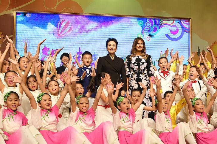 美國總統川普夫人梅蘭妮亞，下午由中國國家主席習近平夫人彭麗媛陪同，到北京一所小學參觀，受到師生熱烈歡迎。 圖：達志影像/路透社