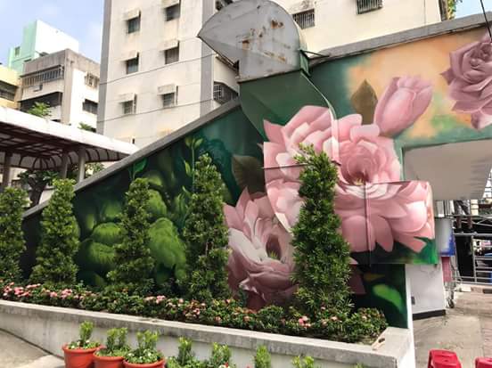 14個國家的藝術家為苓雅區老舊建物外牆進行彩繪美化，創作24面大型牆面壁畫。 圖：翻攝自陳菊臉書