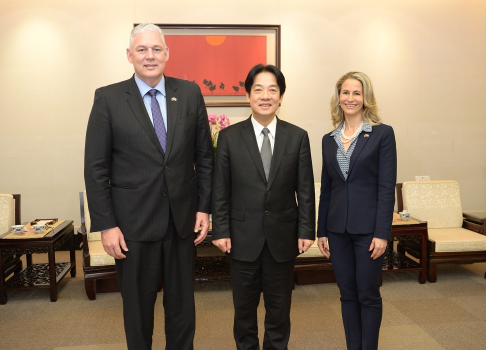 行政院長賴清德今（9）日與聖露西亞總理閣下查士納（Allen Chastanet）伉儷合影。 圖：行政院/提供