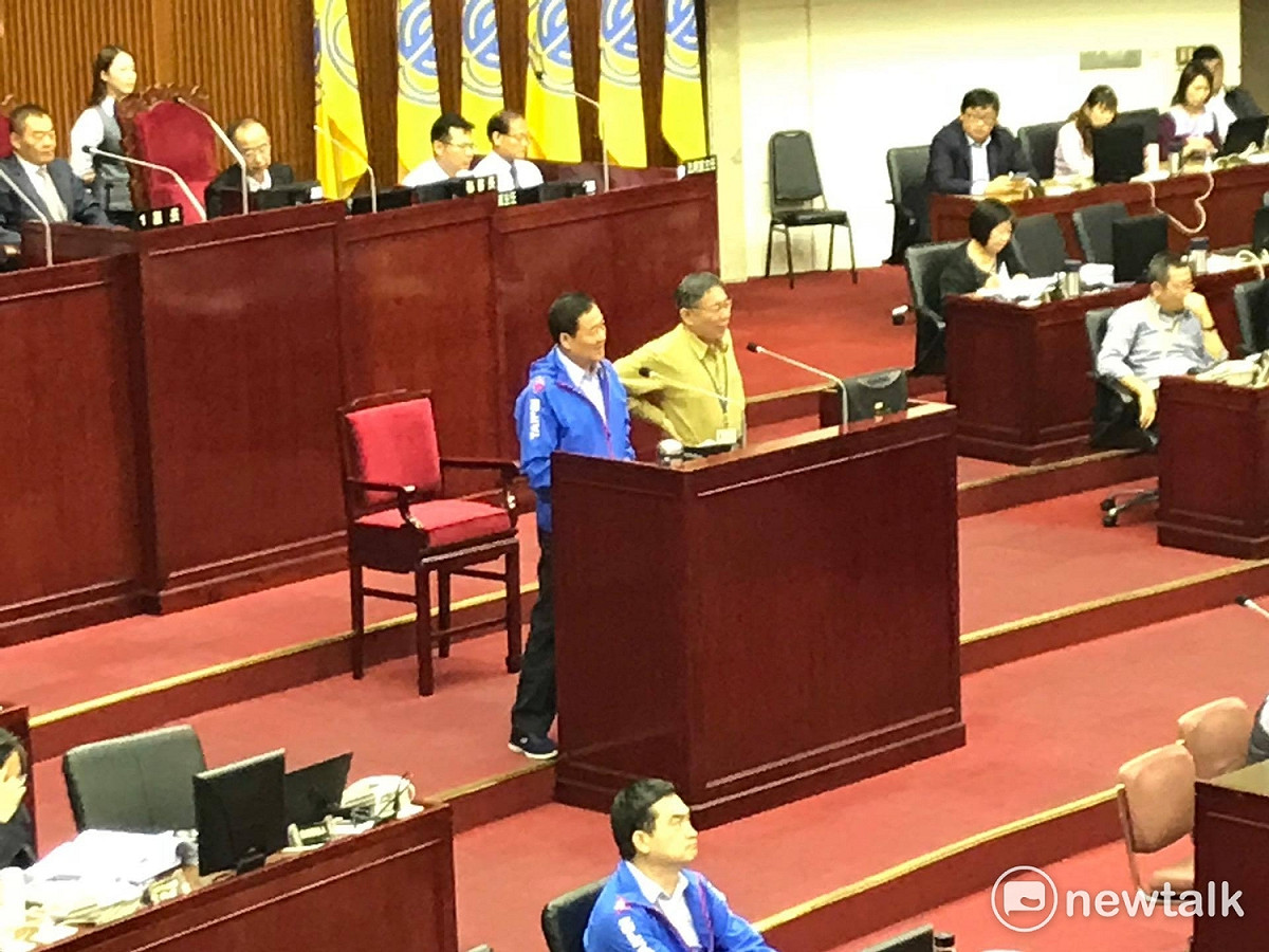 台北市長柯文哲（備詢台右）、副市長陳景峻（備詢台左）。 圖：周煊惠 / 攝