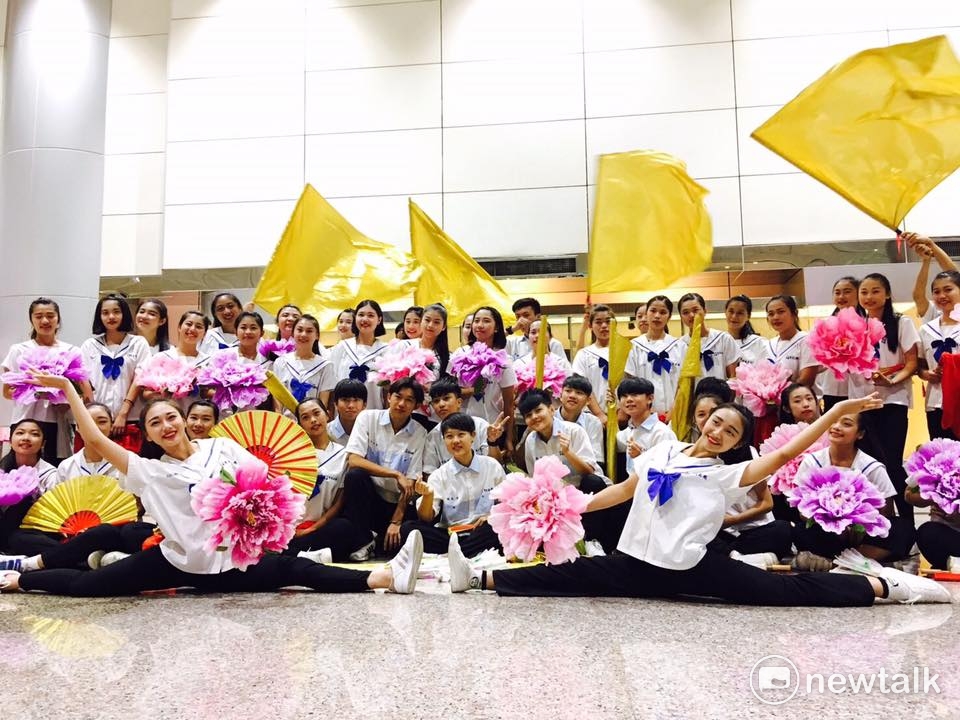 嘉義東吳高職的表演藝術科參加2017臺中國際踩舞祭，於會前勤練舞，並於10月28日在桃園機場的迎賓廳快閃勁舞，宣傳2017臺中國際踩舞祭 圖:台中市觀旅局提供