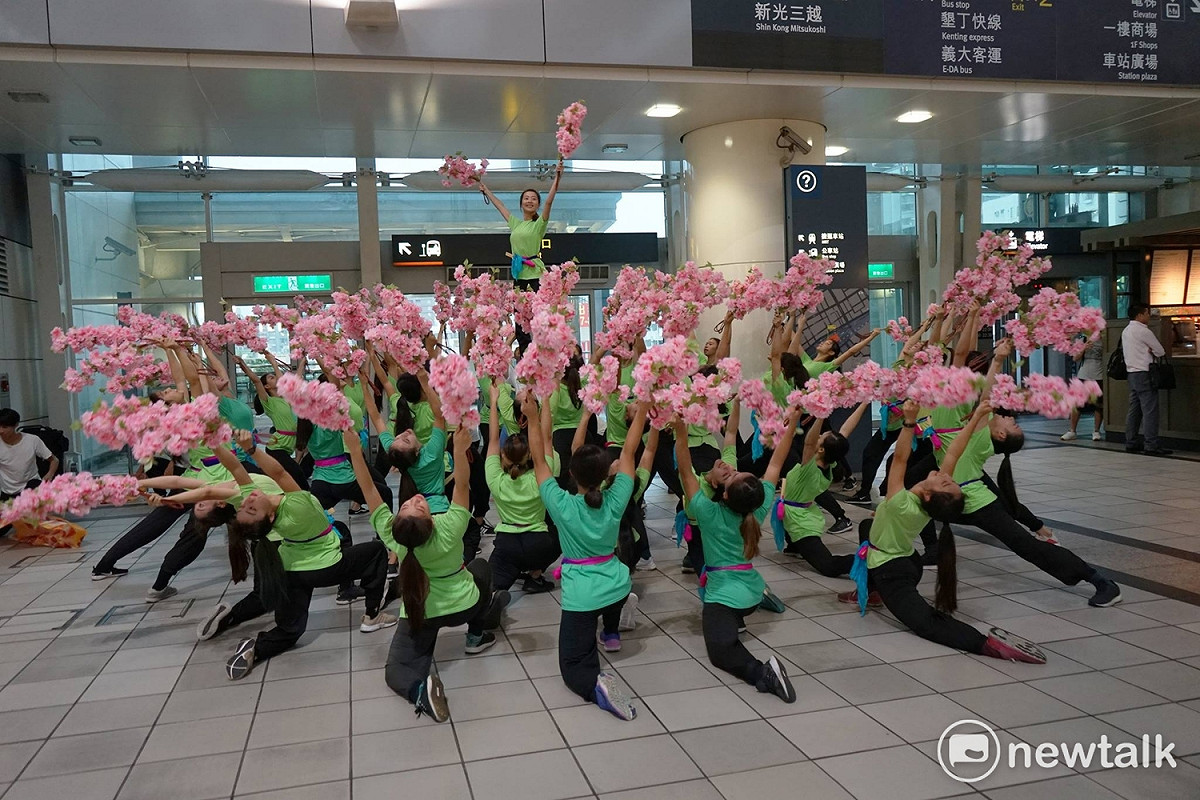 台南應用科技大學參加2017年台中國際踩舞祭團練 圖:台中市觀旅局提供