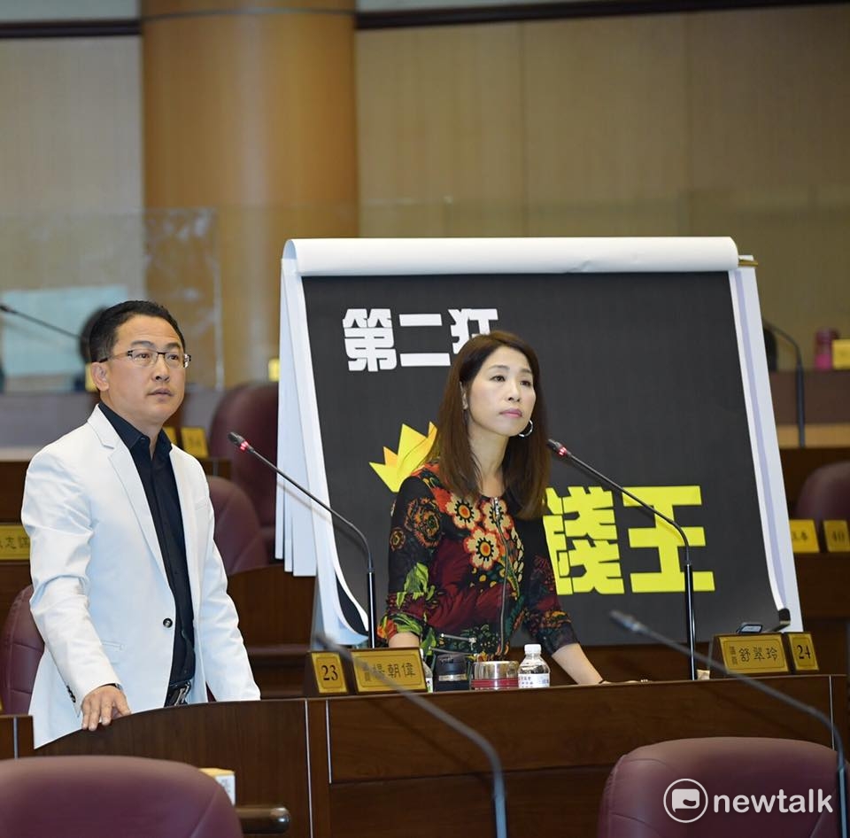 8日桃園市議員楊朝偉、舒翠玲也就國外出差旅費報支等質詢事項，直接質疑桃園市長鄭文燦就任三出國六趟的國外出差旅費報支議題，鄭文燦表示，出國考察費用的報支，必須依據「桃園市政府及所屬各機關學校因公派員出國案件處理要點」及「國外出差旅費報支要點」等規定辦理核銷。 圖:翻攝舒翠玲臉書