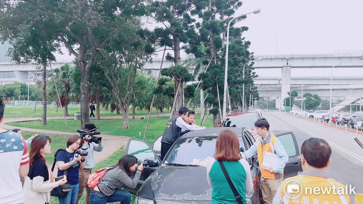 桃園市政府與法務部行政執行署桃園分署聯手合作，今(9)日分別在龜山區湖邊路及八德大和路查扣停車費欠繳大戶，其欠費分別高達為23.3萬(桃園市最大欠戶)及4.76萬元。圖為龜山區湖邊路 圖：桃園市府提供