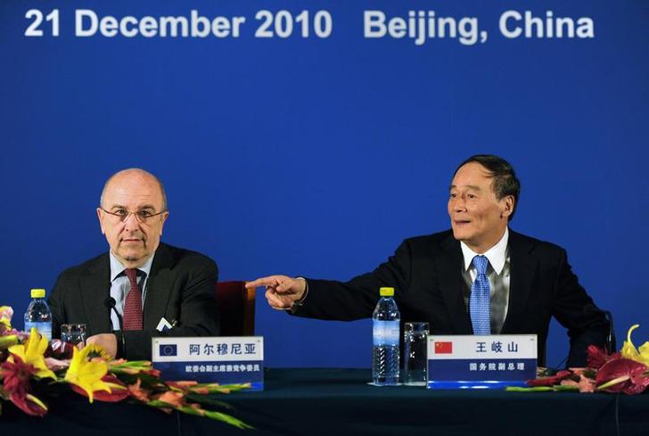 2010年12月，王岐山（右）以國務院副總理的身分，與歐盟官員出席第三屆歐中高級經貿對話。海外媒體報導，十九大「裸退」的王岐山，明年3月全國兩會上，可望出任國家副主席一職，讓最高領導人習近平繼續倚重他的政治、經濟、外事經驗。 圖：達志影像/路透社
