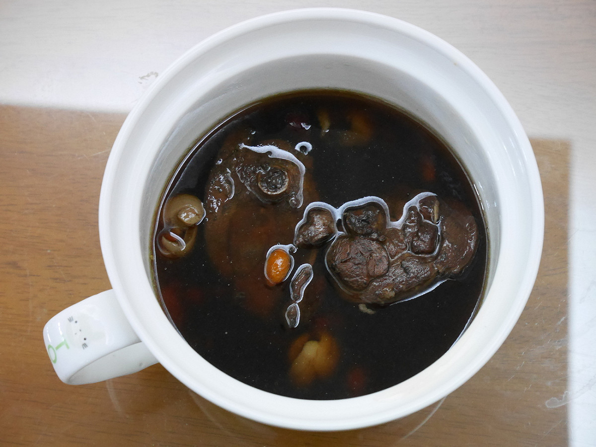 除了常見的燒仙草、仙草冰，仙草雞更是美味的仙草料理，滿足味蕾享受。 圖：農委會花蓮農改場提供