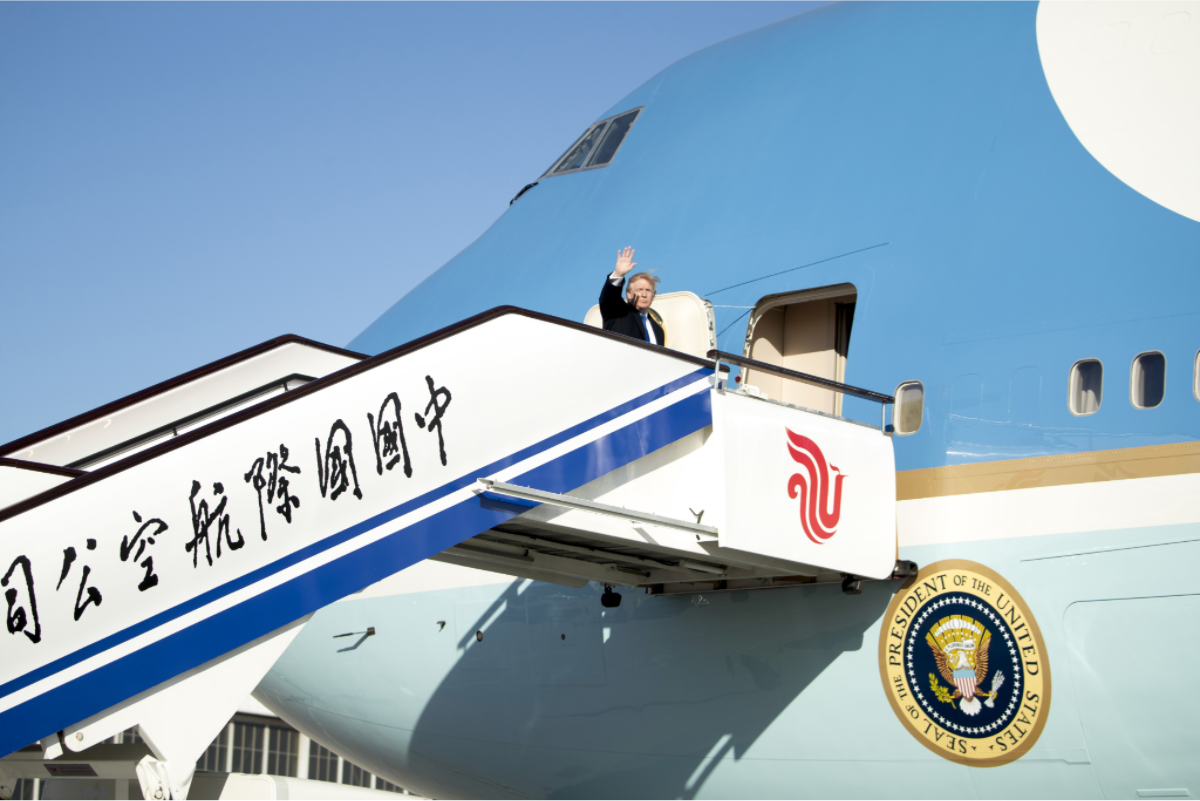 川普上午搭乘空軍一號離開北京，轉往越南出席APEC年會。 圖：達志影像/美聯社