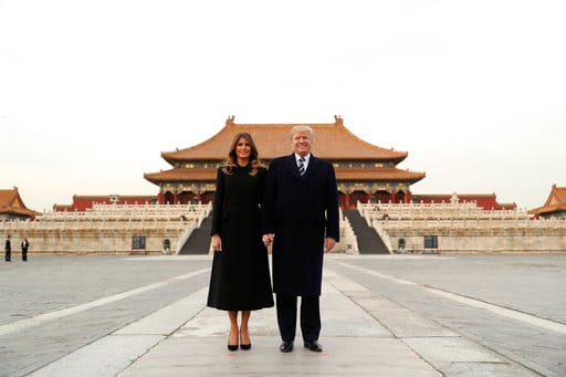 川普夫婦參訪紫禁城合影，梅拉尼婭一席黑色大衣不失莊重。 圖：達志影像／美聯社