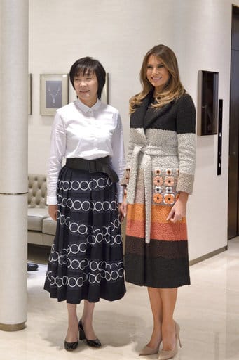 梅拉尼婭（左）在日本首相夫人安倍昭惠（右）合影。 圖：達志影像／美聯社