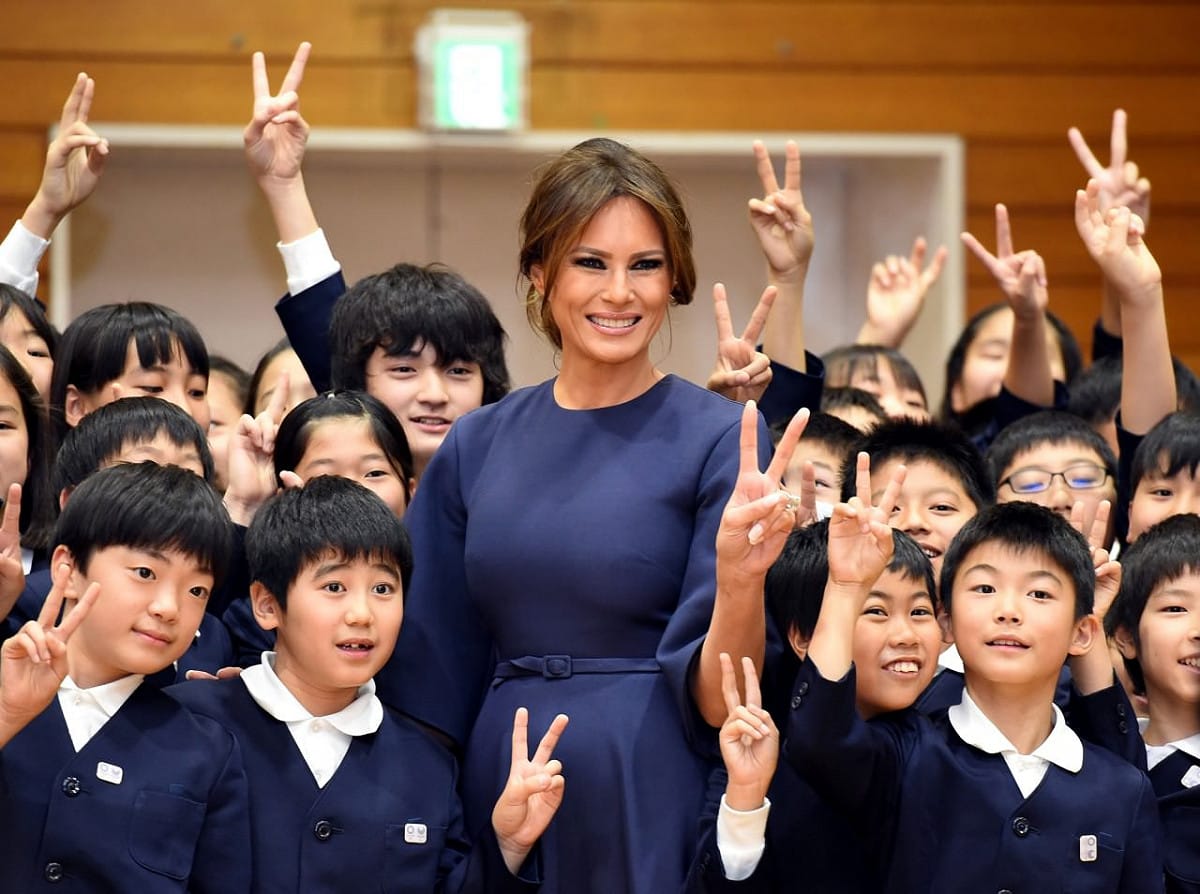 美國第一夫人梅拉尼婭11月6日參觀東京一所小學，置身一批穿深藍色校服外套的學生之中，梅拉尼婭的同色打扮恰到好處，平添親切感。 圖：達志影像／路透社