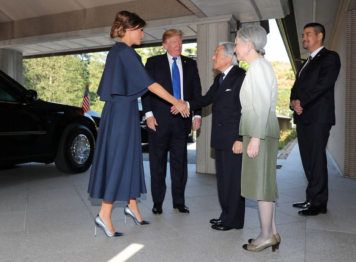 川普偕同夫人梅拉尼婭11月6日與日皇明仁及皇后美智子會面。穿Dior深藍色闊袖中長裙的她，配一雙亮色的高跟鞋，避免令整體裝扮感覺過於保守甚至土氣。 圖：達志影像／路透社