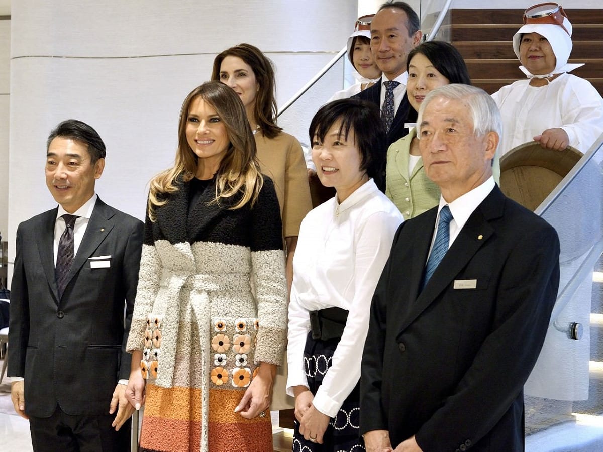 梅拉尼婭（左二）在日本首相夫人安倍昭惠（右二）陪同下，參觀MIKIMOTO位於銀座的門市。梅拉尼婭輕易成為焦點。 圖：達志影像／路透社