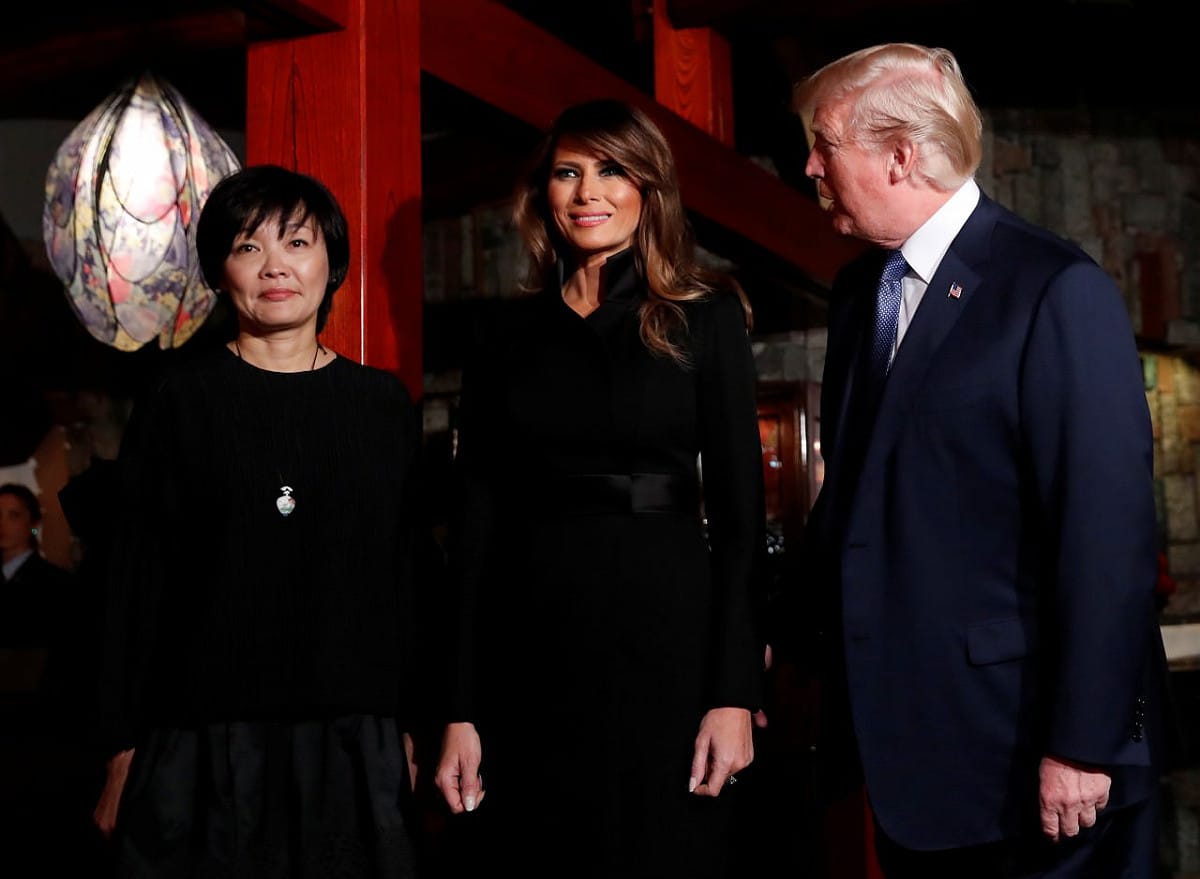 梅拉尼婭11月5日與丈夫聯袂出席日本首相安倍晉三安排的晚宴，她全黑看似單調，其實背後很有心思。幼幼一條束腰的飾帶，為她幹練的打扮增添女人味。 圖：達志影像／路透社