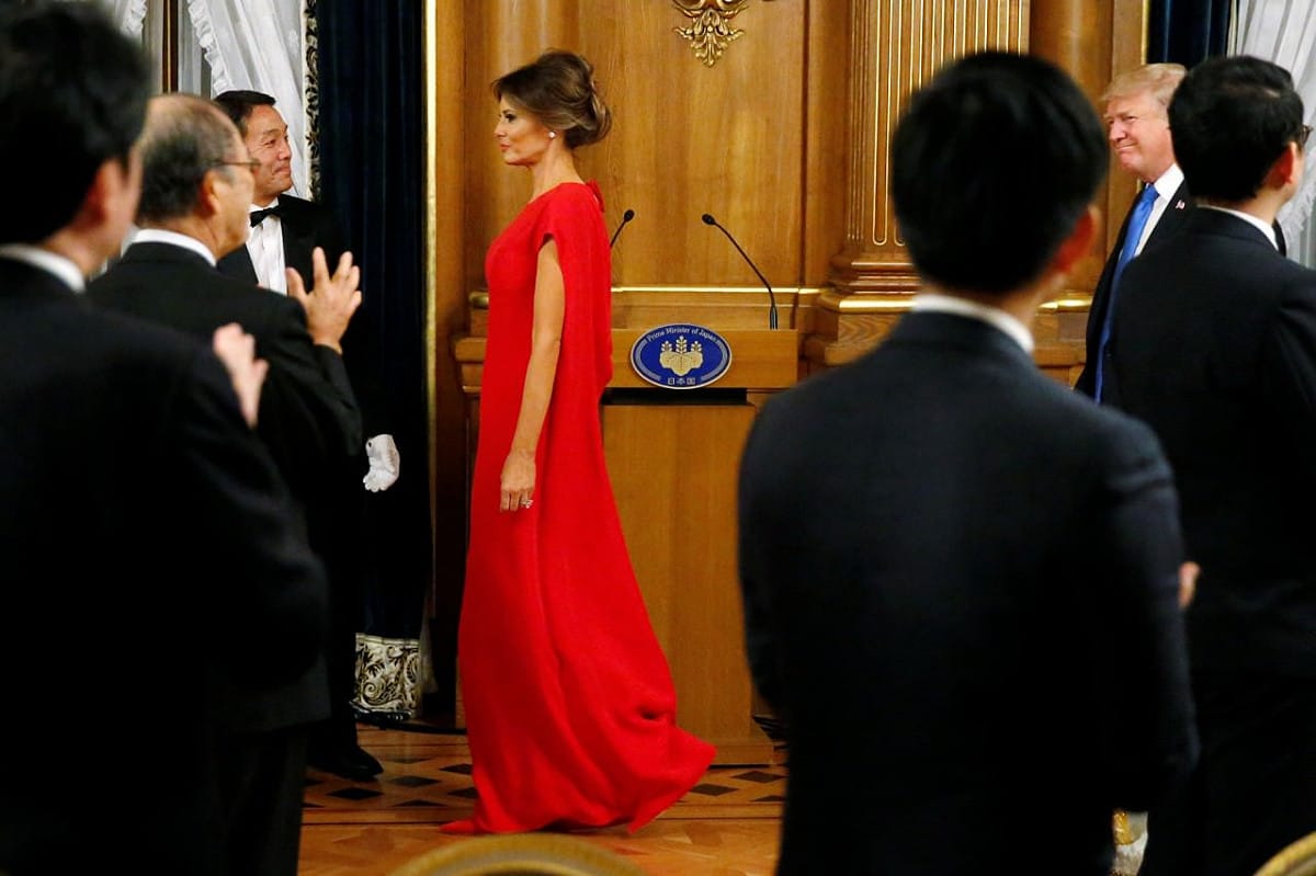 梅拉尼婭與川普11月6日出席日本首相安倍晉三在赤坂離宮安排的國宴。她身上的絲質Valentino長裙是紅色，也是組成日本國旗兩種顏色其中之一。 圖：達志影像／路透社